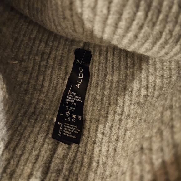 Gray knit soft beanie with pompom unworn new womens Aldo - Picture 2 of 3